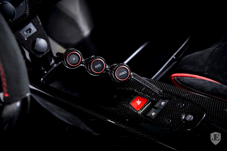 Детали интерьера Ferrari LaFerrari Rosso Corsa 2014 года  (фото 13 из 19)